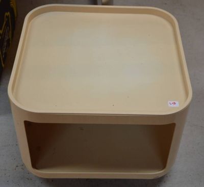 une petite table sur laquelle est posé un plateau