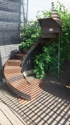 un escalier en bois qui monte le long d'un immeuble