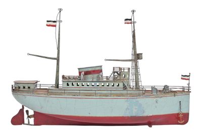 une maquette de bateau exposée sur une surface blanche