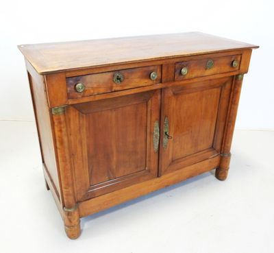 un petit meuble en bois comportant deux tiroirs et une porte