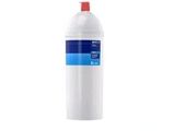 La bouteille d'eau est blanche et bleue, avec un bouchon rouge.