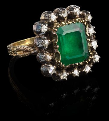une bague en émeraude et diamant