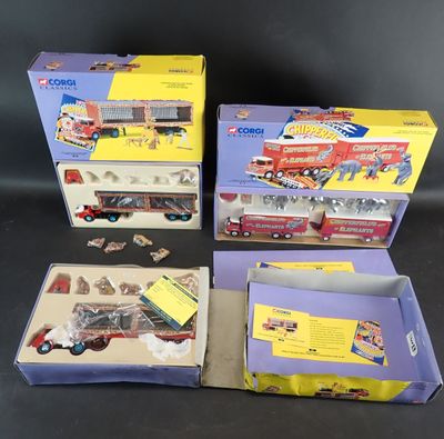 Trois boîtes de jouets sont posées les unes à côté des autres sur une table