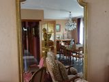 un grand miroir au milieu d'une pièce où se trouvent des chaises et une table