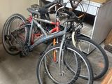 deux vélos garés l'un à côté de l'autre dans un garage