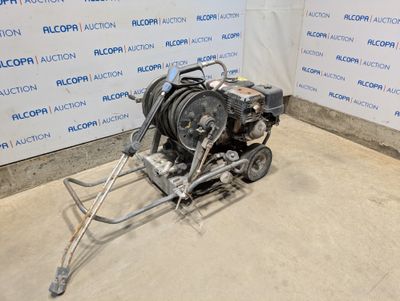 une machine posée au sol devant un mur