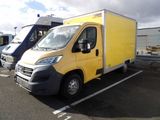 un camion jaune garé dans un parking