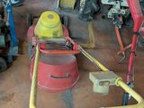 une photo d'une borne d'incendie rouge et jaune dans un garage
