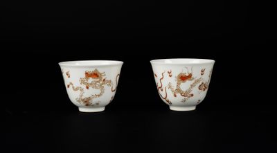 paire de tasses en porcelaine chinoise ornées de dragons et de fleurs