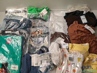 de nombreux types de vêtements différents sur les étagères