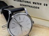 une montre qui se trouve dans une boîte sur une table