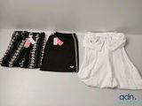 trois paires de vêtements pour femmes posées les unes à côté des autres sur une table