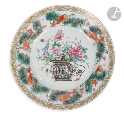 une assiette décorée d'une cage à oiseaux et de fleurs