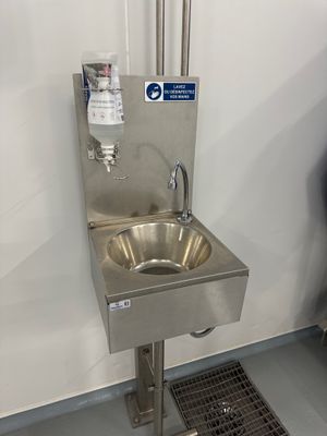 un évier en acier inoxydable muni d'un siphon au centre
