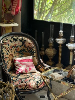 une chaise et une table dans une pièce dotée d'une grande fenêtre