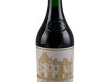 gros plan d'une bouteille de vin sur fond blanc