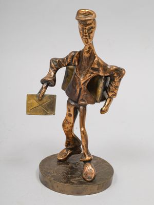 figurine en bronze représentant un homme tenant une lettre et un sac