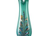 un vase vert orné d'un motif représentant une plume de paon