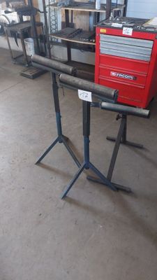 une boîte à outils rouge posée sur un support dans un garage