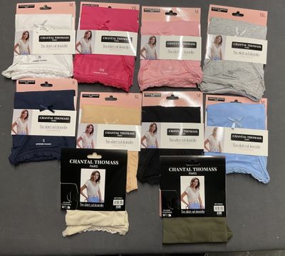 Plusieurs paires de sous-vêtements féminins sont disposées sur une table