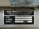 une pancarte apposée sur le côté d'une machine sur laquelle on peut lire « SARL Bally Constructeur »