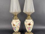 paire de lampes anciennes ornées de motifs d'oiseaux et de fleurs peints