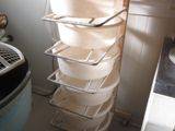 une pile de récipients posée sur un chariot dans une cuisine