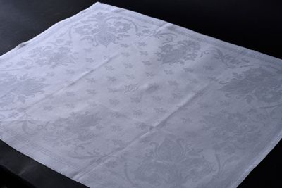 une nappe blanche avec un motif