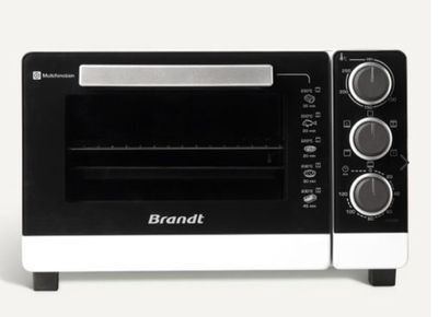 un four grille-pain noir et blanc posé sur un plan de travail blanc