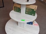 une table à trois étages sur laquelle est posée une tasse