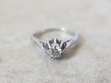 une photo d'une bague en diamant posée sur une table