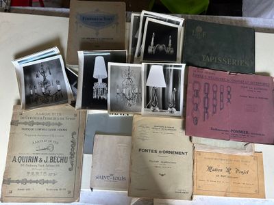 un tas de vieux livres posés sur une table