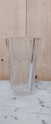un verre posé sur un plan de travail en marbre