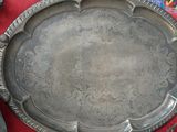 un plateau en argent posé sur une nappe rouge
