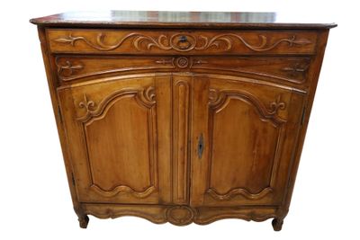 Buffet à hauteur d'appui en noyer mouluré et sculpté à décor…