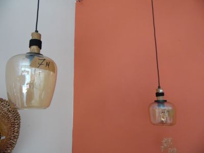deux ampoules suspendues au plafond d'une pièce