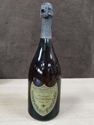 une vieille bouteille de vin posée sur une table en bois