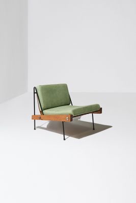 une image représentant une chaise verte dans une pièce blanche