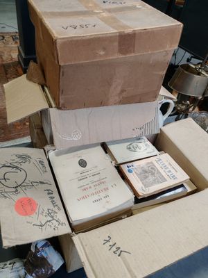 une pile de cartons empilés les uns sur les autres par terre