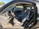 l'intérieur d'une voiture avec la porte ouverte et le siège du conducteur abaissé