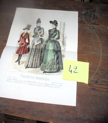 la photo d'une photo représentant une femme en robe posée sur une table
