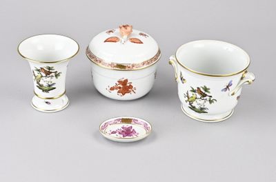 trois pièces de porcelaine sont posées sur une surface grise