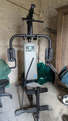 une machine qui se trouve dans un garage