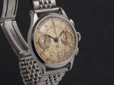 une photo d'une montre argentée avec un cadran marron