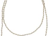 gros plan d'un collier de perles sur fond blanc