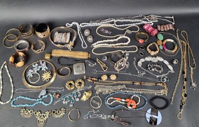 plusieurs types de colliers et de bracelets différents disposés sur une table