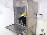 une petite cuisine équipée d'un évier et d'une cuisinière