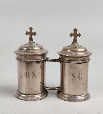 deux salières et poivrières en argent ornées de croix