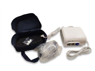 un sac contenant un appareil électrique, sur fond blanc