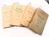 plusieurs vieux livres posés sur une table les uns à côté des autres